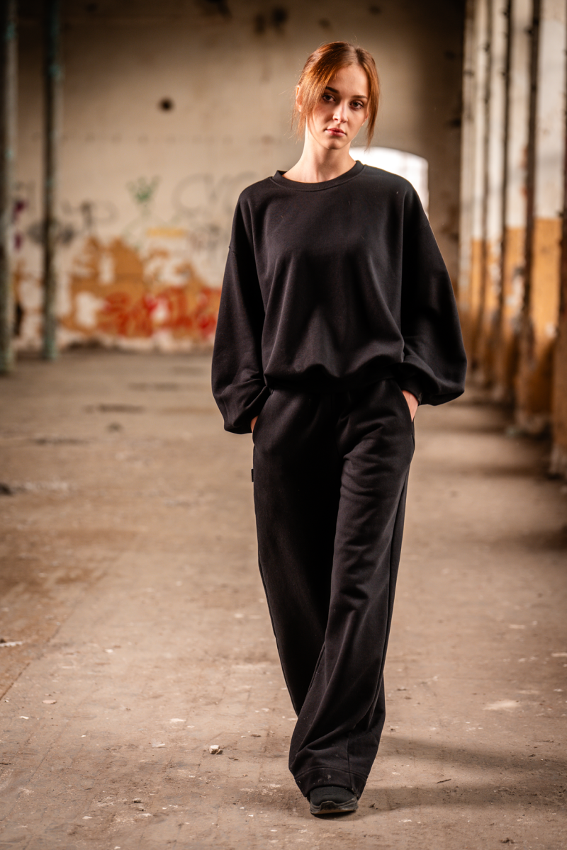 komplet-dresowy-bluza-spodnie-czarny-calosc-2.png