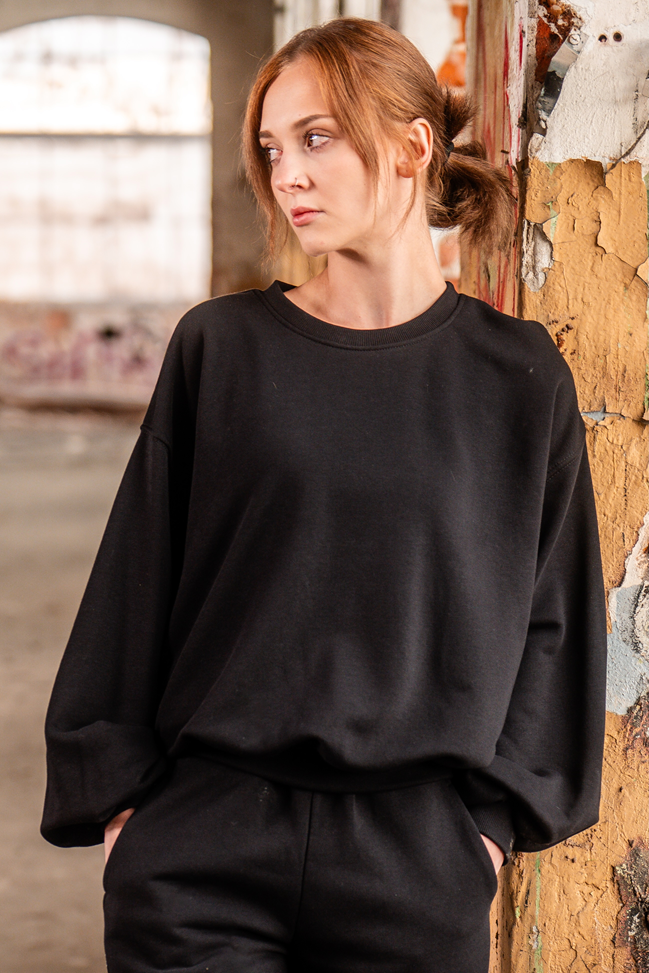 omg-wear-bluza-damska-crew-czarna-2.png