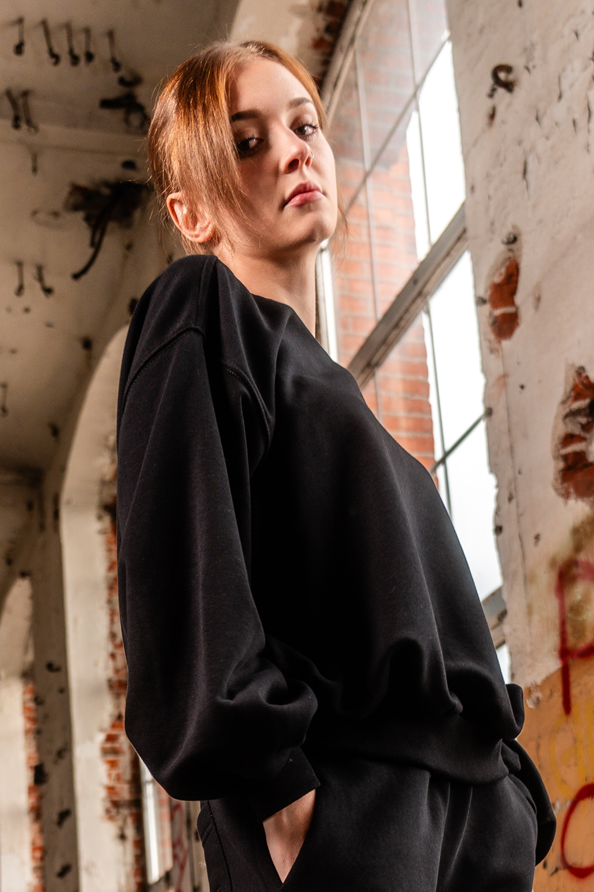 omg-wear-bluza-damska-crew-czarna-4.png