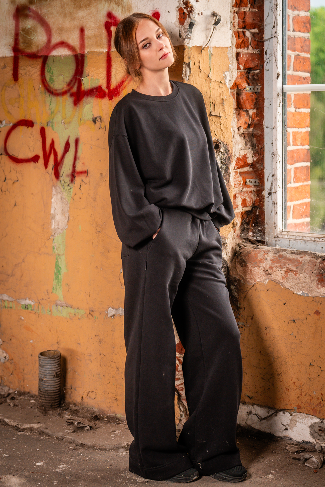 komplet-dresowy-bluza-spodnie-czarny-calosc.png